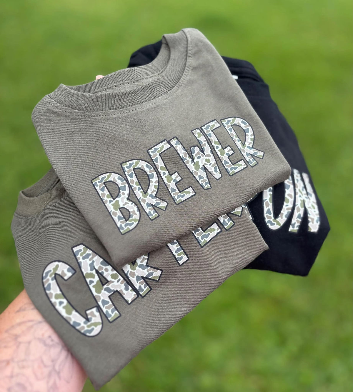 CR CAMO NAME GRAPHIC TEE/CREW